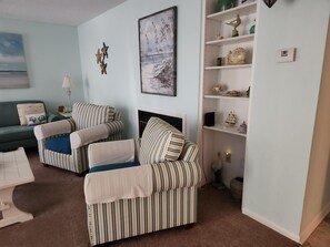 Smart TV, lettore DVD, libri, impianto stereo