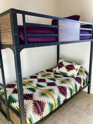 3 habitaciones, tabla de planchar con plancha y cuna de viaje