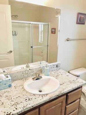 Bañera con ducha, secador de pelo, toallas
