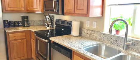 Kühlschrank, Mikrowelle, Ofen, Geschirrspüler