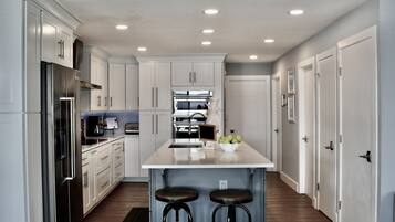 Geladeira, micro-ondas, fogão, cooktop