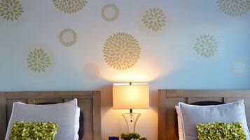 5 bedrooms, desk, iron/ironing board, travel crib