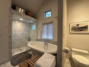 Baignoire et douche séparées, sèche-cheveux, serviettes fournies, savon