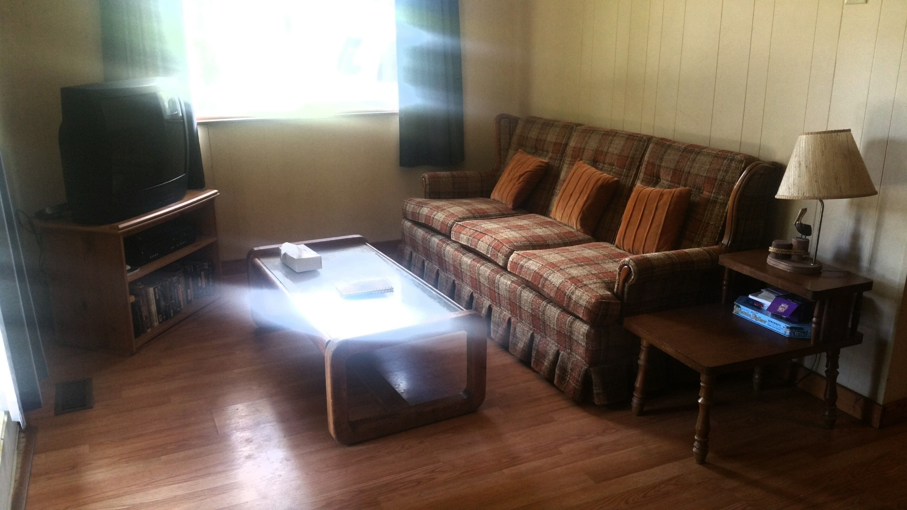 Televisión, chimenea y reproductor de DVD 