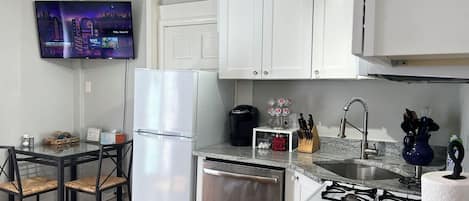Frigorífico, microondas, horno y placa de cocina