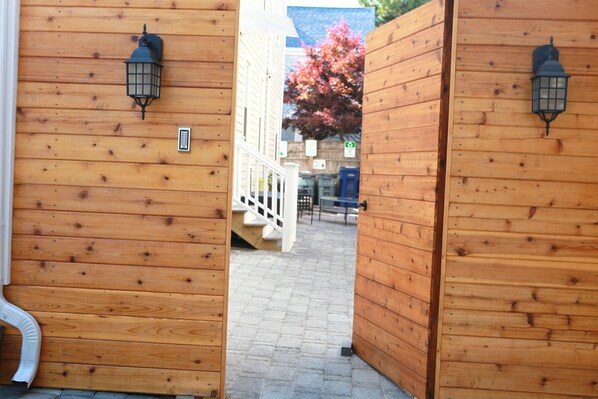 Exterior detail - The heart Cambridge/Boston Studio private yard free permit parking 1# (Cambridge)