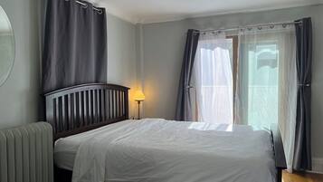 Tabla de planchar con plancha, wifi gratis y ropa de cama