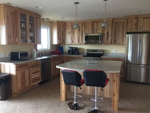 Kjøleskap, mikrobølgeovn, ovn og kokeplater