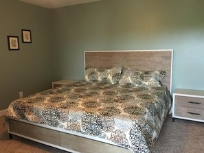 5 bedrooms, iron/ironing board, free WiFi, bed sheets - Canal front. 4WD area. Hot tub. Screened-in porch. Large deck. Game room. (Corolla)