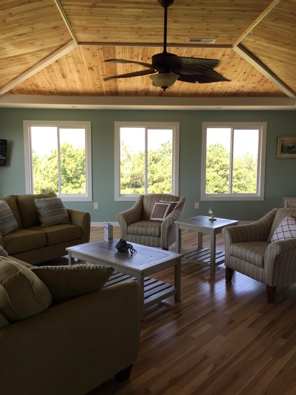 Smart-TV, DVD-spiller, fotballspill og bordtennis