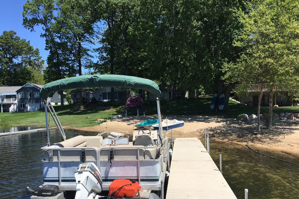 Waterfront Twin Lake / Muskegon - Fall Colors - Pontoon - Kayaks - Paddle Boats