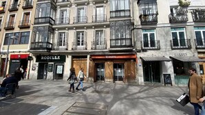 Una calle con un edificio que alberga una panadería, un restaurante y un letrero que dice 'RODILLA'.