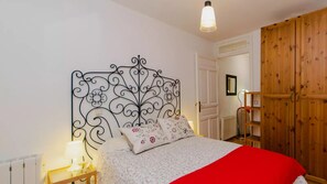 1 habitación, escritorio, tabla de planchar con plancha y wifi gratis 