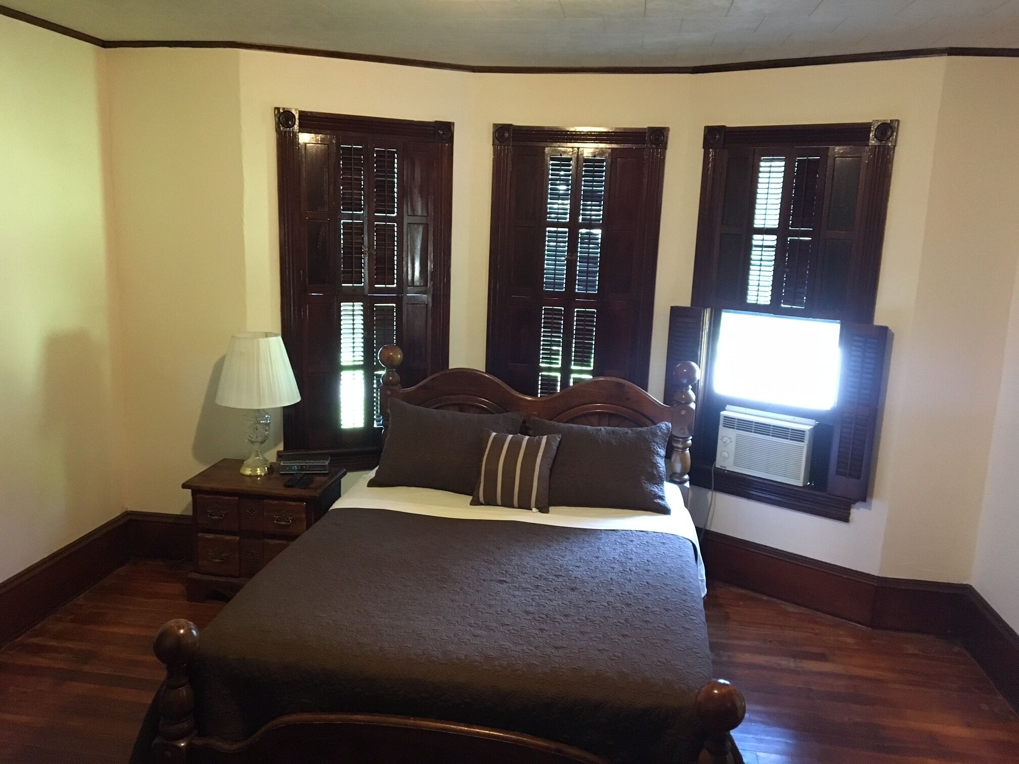 Enjoy our large Victorian farmhouse ride the AOAA or visit knoebels minutes away