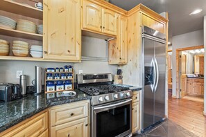 冷蔵庫、電子レンジ、オーブン、コンロ