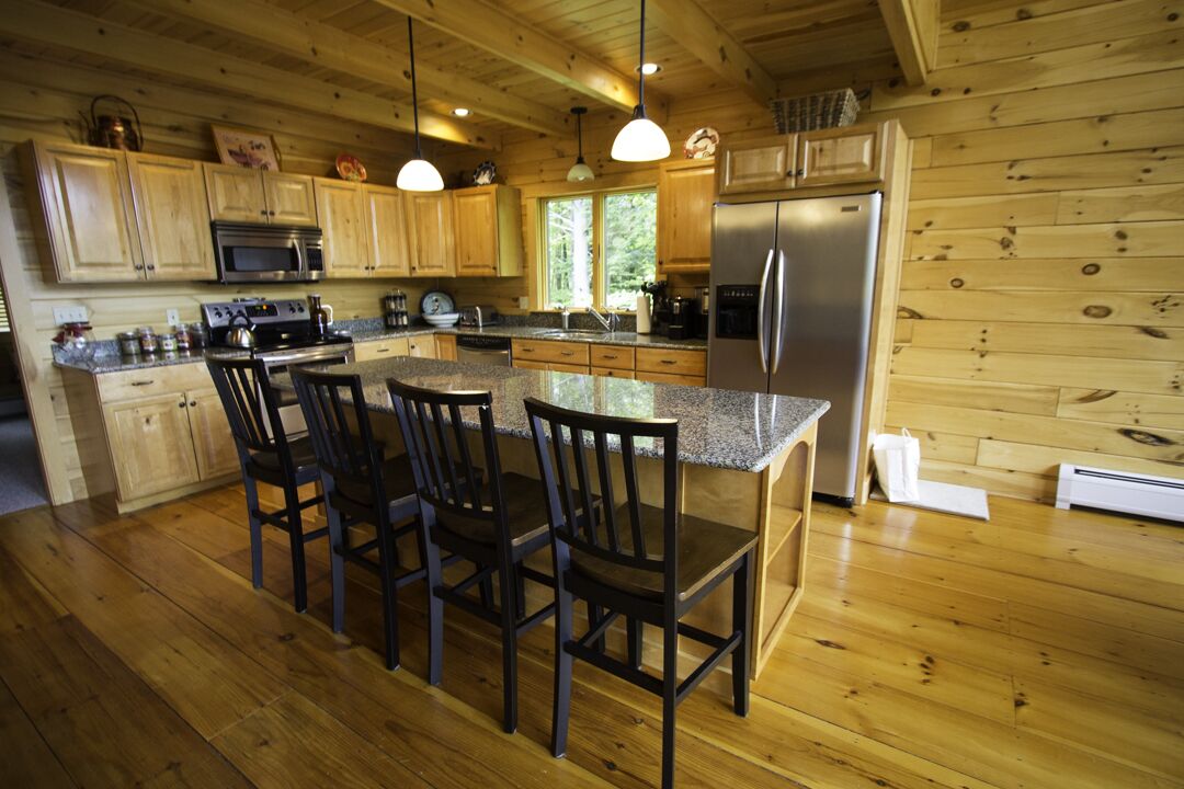 Vail Log Cabin - Large Custom Log Home. Spacious, family-friendly and close to Sunday River