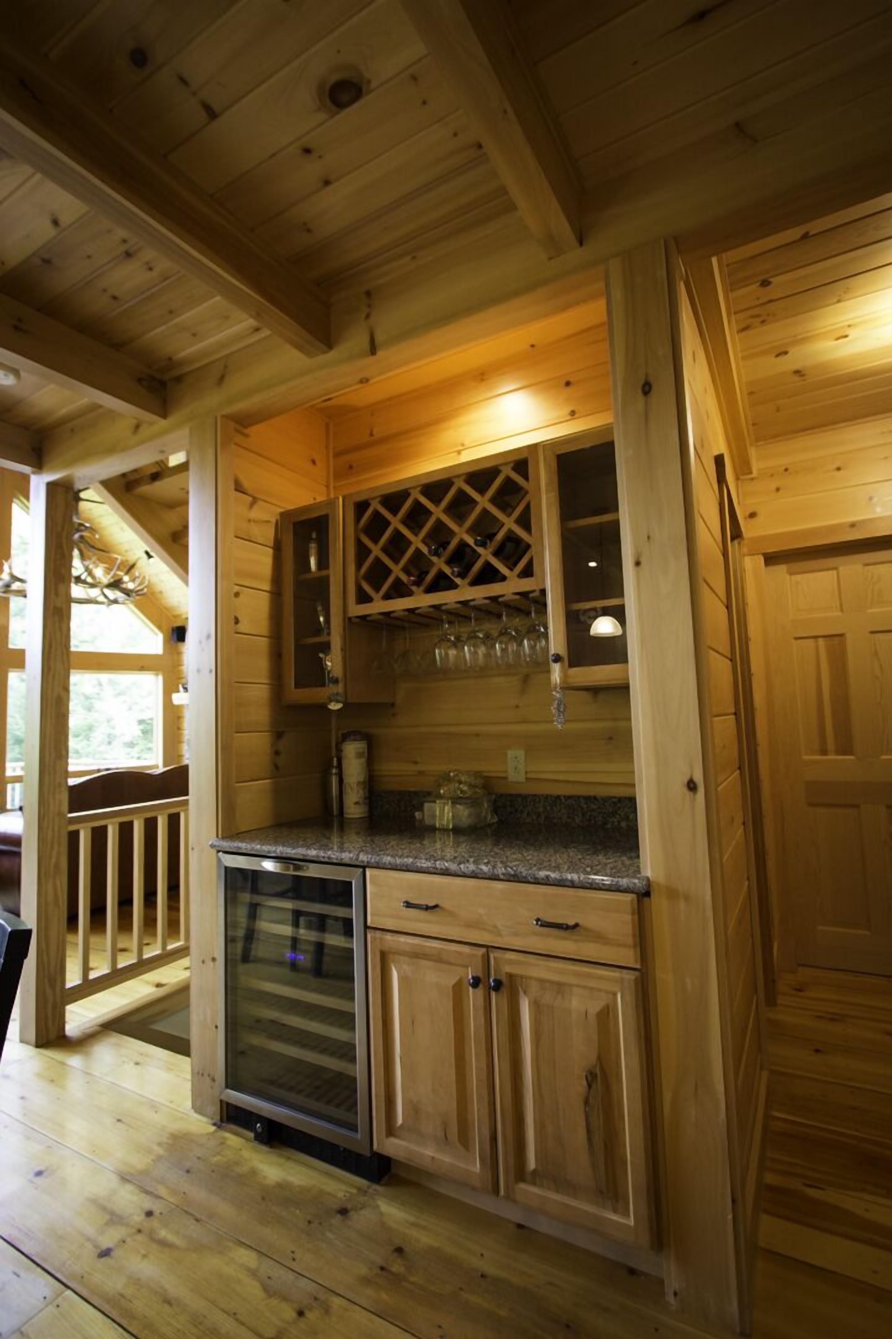 Vail Log Cabin - Large Custom Log Home. Spacious, family-friendly and close to Sunday River