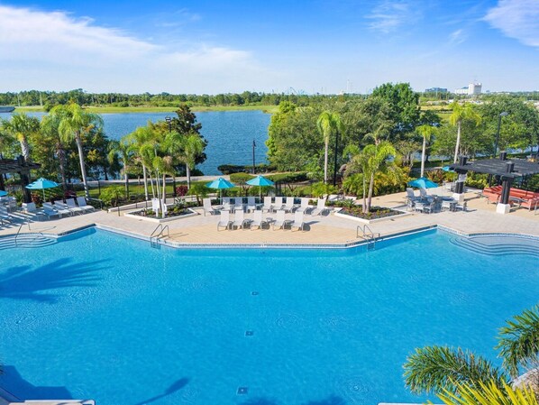 Alberca al aire libre y alberca climatizada