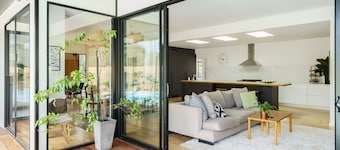 Pool/Spa with the beach 150m away, sleeps 16