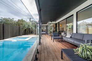 Pool - Pool/Spa with the beach 150m away, sleeps 16 (Rye)