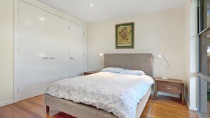 3 habitaciones, tabla de planchar con plancha, internet y ropa de cama 