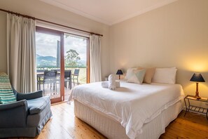 3 bedrooms, desk, iron/ironing board, travel cot - Berta's Cottage at Berry (Berry)