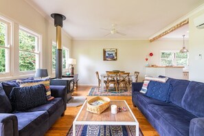 Smart TV, fireplace, DVD player, books - Berta's Cottage at Berry (Berry)