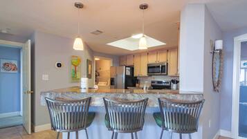 Réfrigérateur, micro-ondes, lave-vaisselle, cafetiÚre/bouilloire