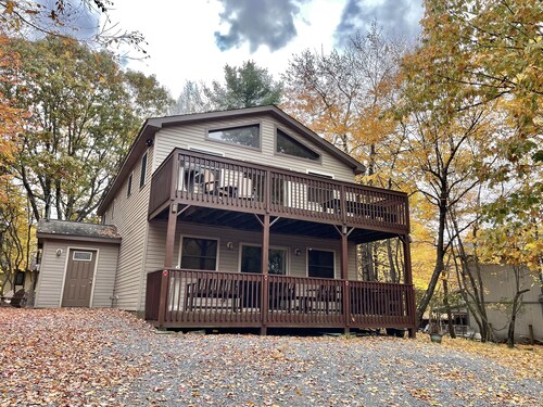 Four Seasons Vacation Home By Lake, HOT TUB, WIFI,BEACH passes, Canoe, FIRE PIT