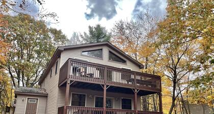Four Seasons Vacation Home By Lake, HOT TUB, WIFI,BEACH passes, Canoe, FIRE PIT