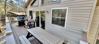 Four Seasons Vacation Home By Lake,  HOT TUB, WIFI,BEACH passes, Canoe, FIRE PIT