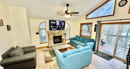 Four Seasons Vacation Home By Lake, HOT TUB, WIFI,BEACH passes, Canoe, FIRE PIT