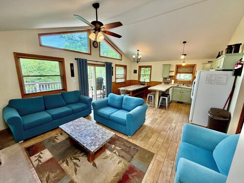 Four Seasons Vacation Home By Lake, HOT TUB, WIFI,BEACH passes, Canoe, FIRE PIT