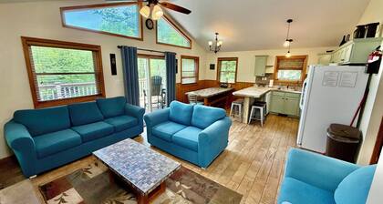 Four Seasons Vacation Home By Lake, HOT TUB, WIFI,BEACH passes, Canoe, FIRE PIT