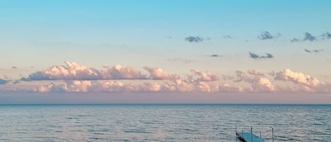 在海滩、沙滩椅、沙滩毛巾