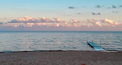 Cozy Beachfront Home - AuGres