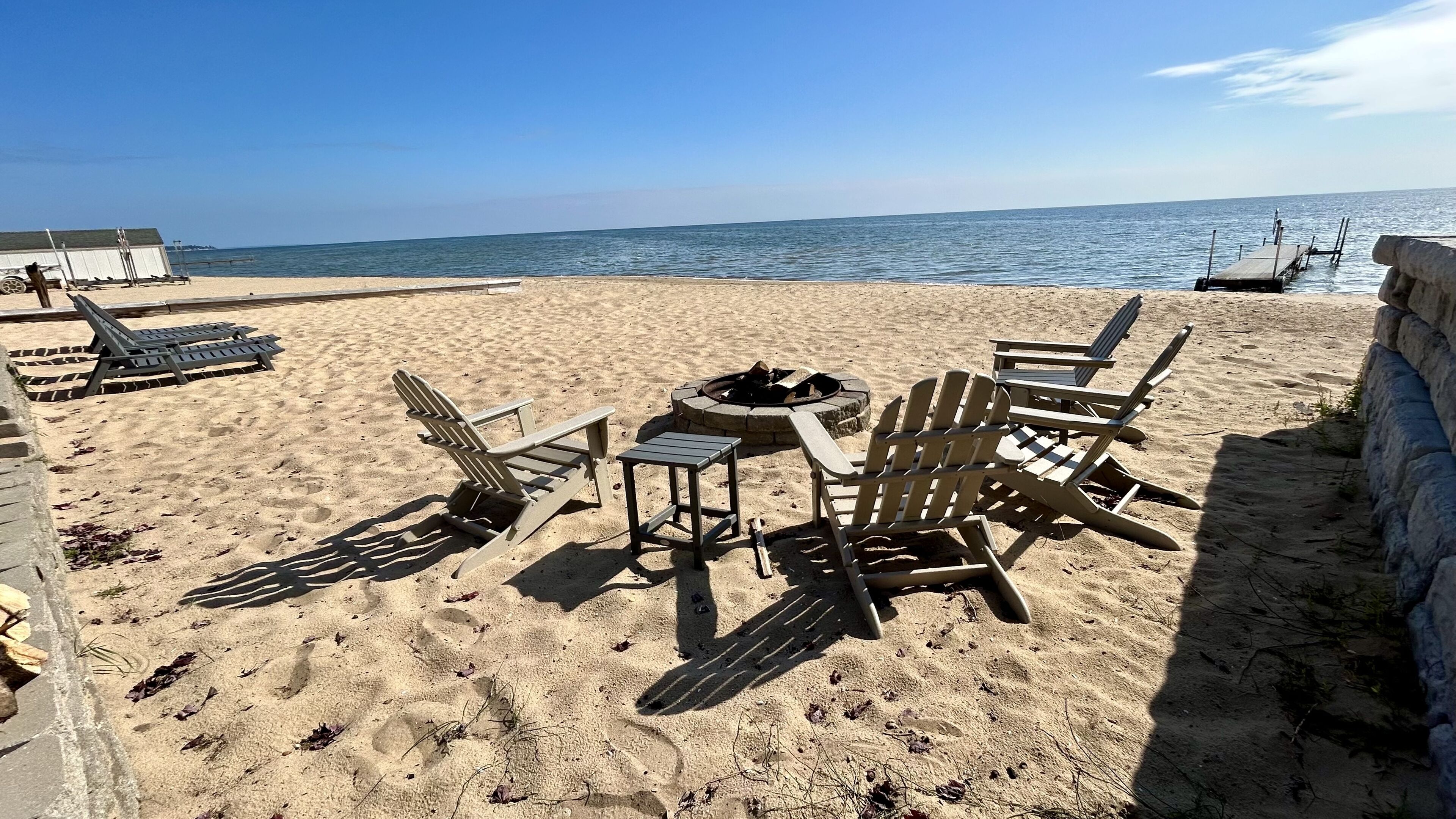 Plage, chaises longues, serviettes de plage