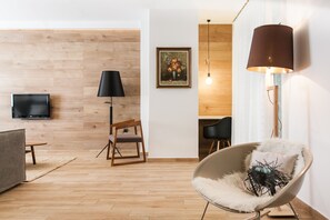 Smart-TV, DVD-Player, Bücher, Arbeitsbereiche