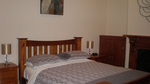 4 bedrooms, iron/ironing board, WiFi, bed sheets - The Palms Residential Rental Home (GAWLER)