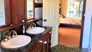 5 bedrooms, iron/ironing board, free WiFi, bed sheets