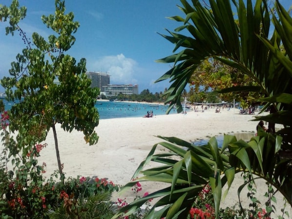 En la playa, camastros y toallas de playa