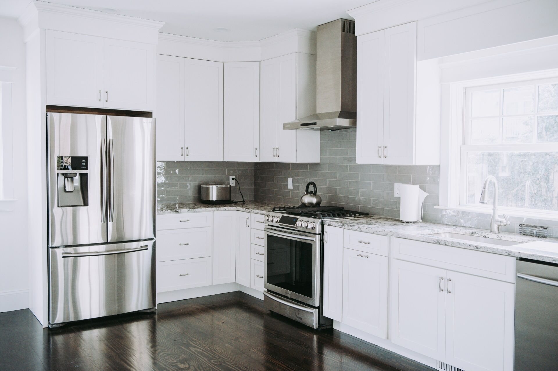 Luxe 4 Bed/4 Ensuite Bath, A/C In-Town Vineyard Haven, Gunite Pool and Spa