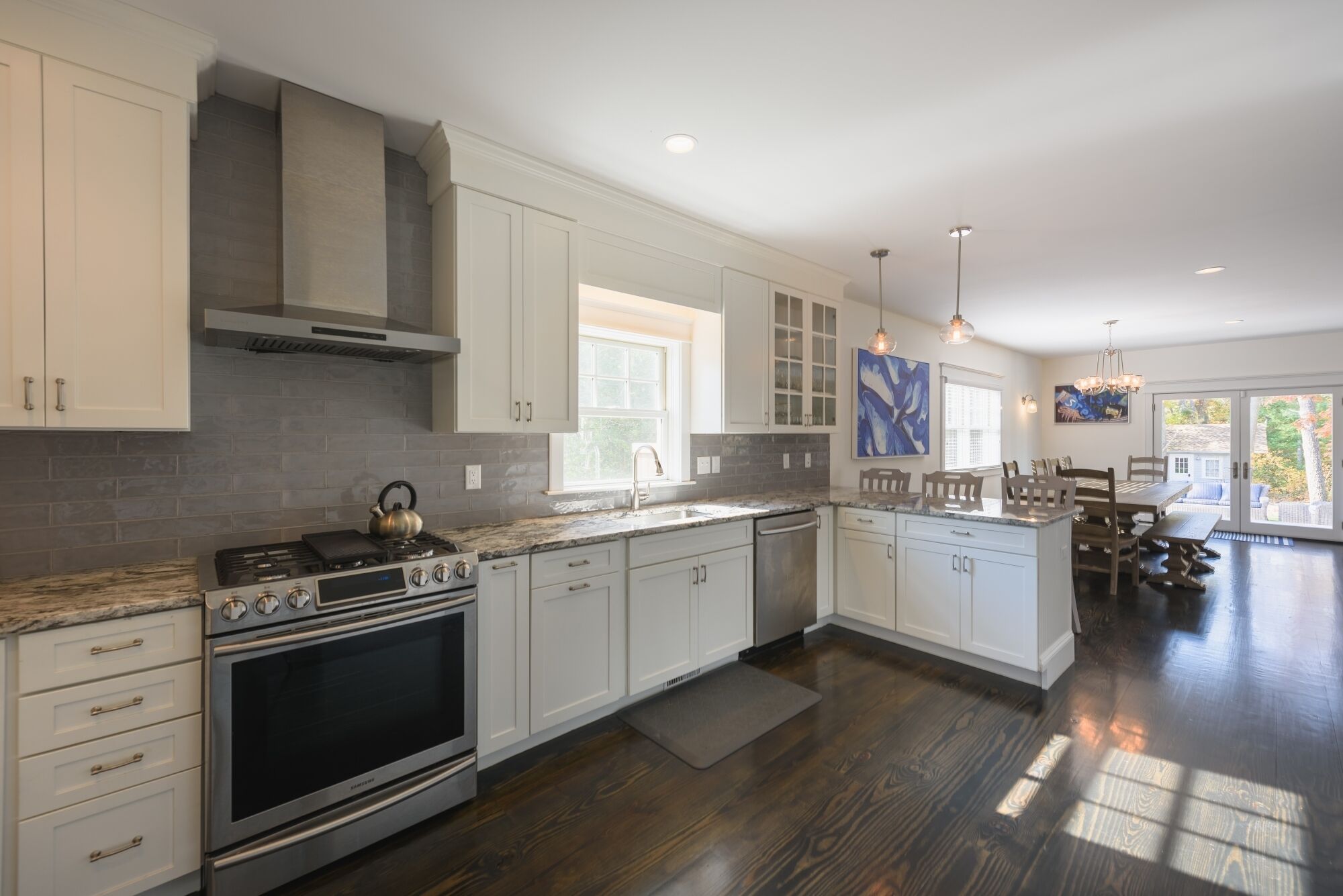 Luxe 4 Bed/4 Ensuite Bath, A/C In-Town Vineyard Haven, Gunite Pool and Spa