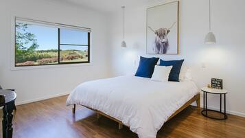 3 quartos, ferros/tábuas de passar roupa, berço de viagem