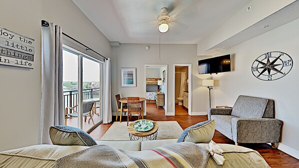 Télévision à écran plat, lecteur de DVD