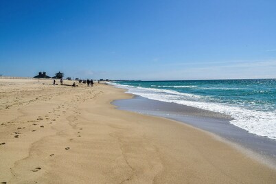 Cape Cod home in great location! Walk to downtown 