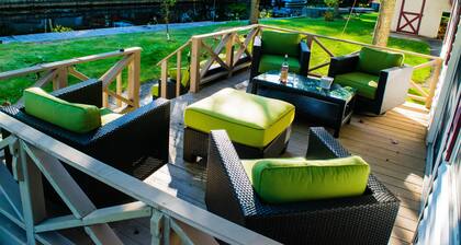 Hideaway Chalet-Cozy, Comfortable, and Quite! On Canal with Large Outdoor space