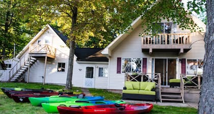 Hideaway Chalet-Cozy, Comfortable, and Quite! On Canal with Large Outdoor space