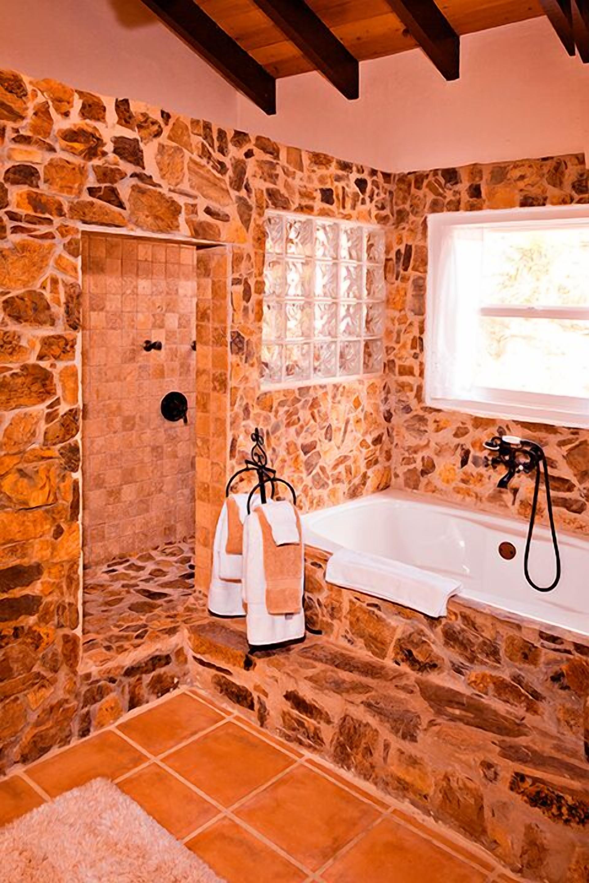 Bañera, secador de pelo y toallas