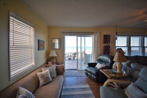 Televisio, DVD-soitin, kirjoja